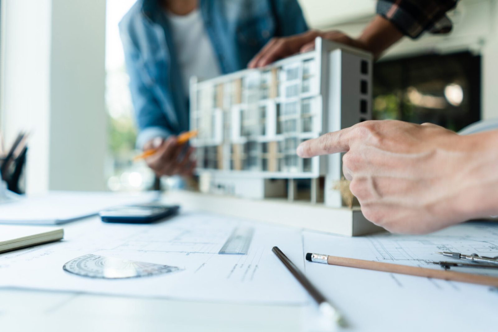 Análisis de una operación inmobiliaria sobre maqueta y planos