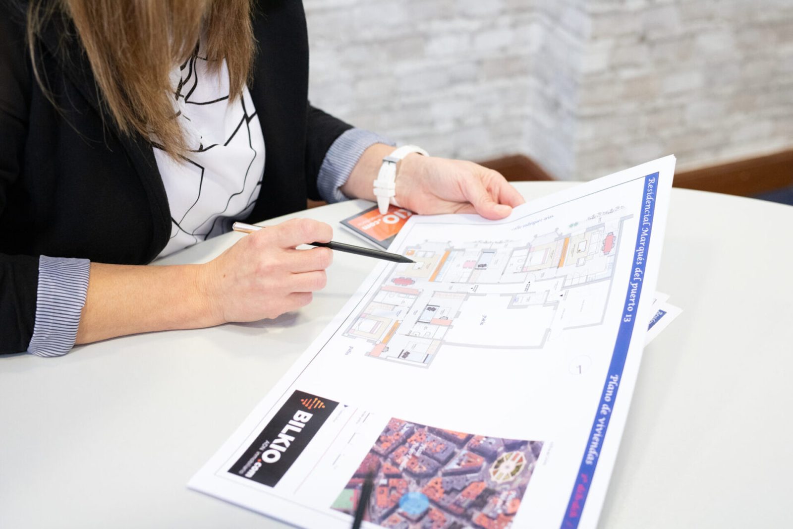 Técnica de Bilkio revisando los planos de un proyecto