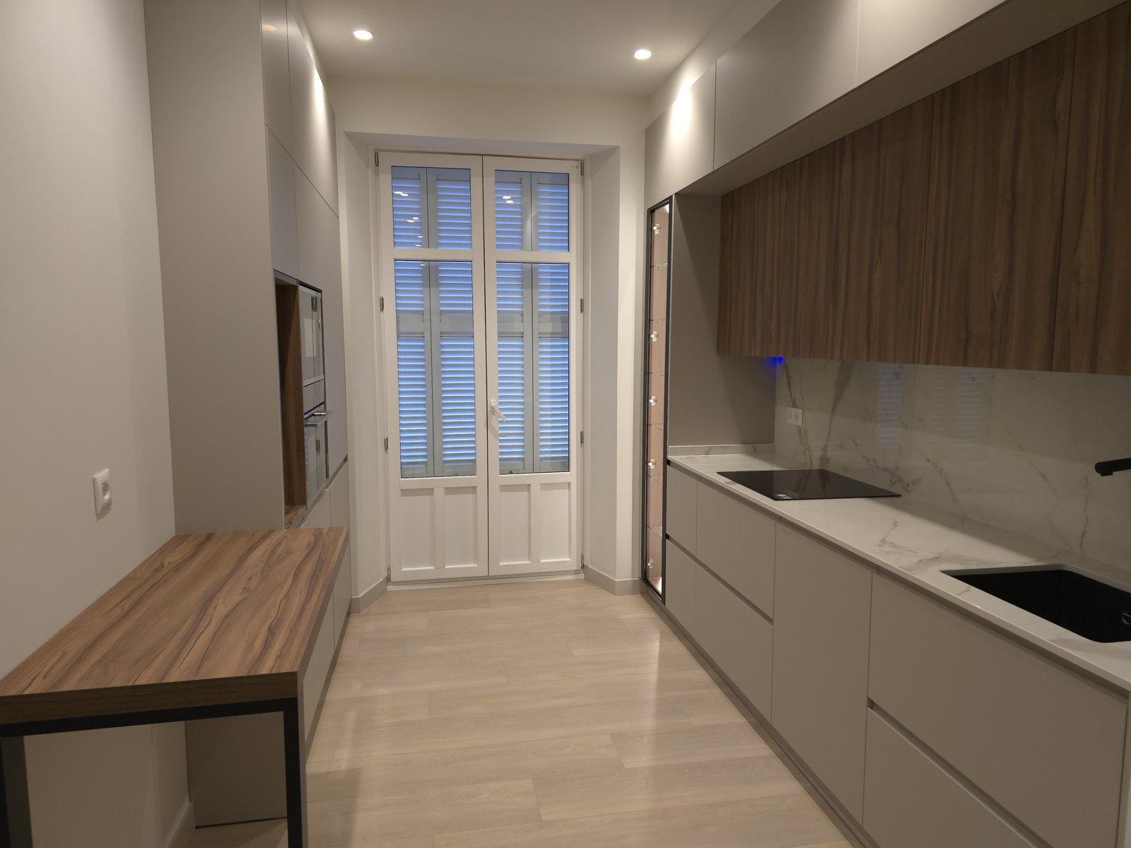 Cocina de una de las dos viviendas terminadas en Gran Vía, Bilbao, antes oficina